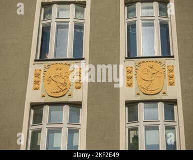 Estonie, Tallinn - 21 juillet 2022: Tikk 59 rue dans la vieille ville. Gros plan de 2 sculptures murales représentant des femmes dans un bâtiment historique du KGB avec des fenêtres. Banque D'Images