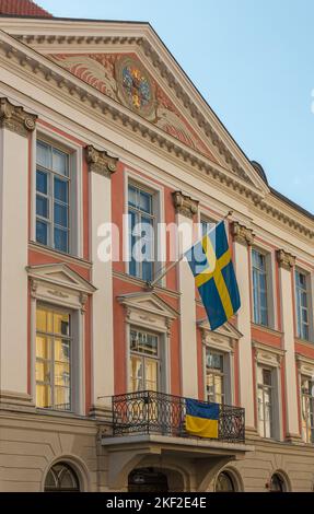 Estonie, Tallinn - 21 juillet 2022: Pikk 28 rue était Alex Von Rosen manoir. Façade historique avec fronton et armoiries de l'ambassade de Suède avec n Banque D'Images