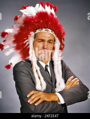 1960S FIER HOMME PORTANT LA PLUME AMÉRINDIENNE AUTOCHTONE HEADDRESS STERN EXPRESSION FACIALE BRAS REPLIÉS REGARDANT LA CAMÉRA - KP725 HAR001 HARS OLD FASHION 1 STYLE DE VISAGE COLÈRE LEADER DE CARRIÈRE CONCURRENCE PLIÉ JOIE STYLE DE VIE SATISFACTION FIERS EMPLOIS STUDIO PRISE DE VUE PORTRAITS DÉCISION GROGNUP ESPACE COPIE DEMI-LONGUEUR PERSONNES INSPIRATION RÉFLÉCHIE PERSONNAGE ADULTES HOMMES PROFESSION MAKER CONFIANCE PLIANTE AMERICANA TENUE CONTACT OEIL LIBERTÉ SUCCÈS COLLIER BLANC COSTUME ET CRAVATE OCCUPATION FORCE VICTOIRE STRATÉGIE DÉCIDEUR CHEF DE LA DIRECTION ENSEMBLES PUISSANTS STERN PRIDE AUTORITÉ OCCUPATIONS CONCEPTUELLES Banque D'Images