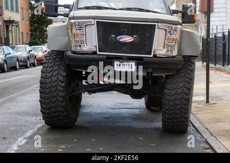 Un vus de luxe Ford la Forza transformé en camion monstre aux roues gigantesques. Dans les rues d'Astoria, Queens, New York Banque D'Images