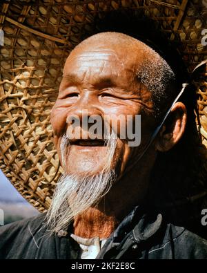 1960S PORTRAIT D'UN HOMME PAYSAN CHINOIS SANS DENTS SOURIANT AVEC UNE BARBE GRISE PORTANT UN CHAPEAU DE PAILLE TISSÉ - KR11310 LAN001 HARS COPIER ESPACE PERSONNES INSPIRATION HOMMES HOMME SENIOR ADULTE SENIOR MOUSTACHE AGRICULTURE ANCIEN BONHEUR VIEUX OLDSTERS TÊTE ET ÉPAULES GAIES OLDSTER MOUSTACHES LA SAGESSE ET LE VIEILLISSEMENT FIERTÉ DES PROFESSIONS DE CHEVEUX FACIAUX SOURIT LES AÎNÉS CONCEPTUEL GROS-UP JOYEUSE SANS DENTS HOMME ÂGÉ GRIS PAYSAN TISSÉ WISPY VIEUX MODE Banque D'Images