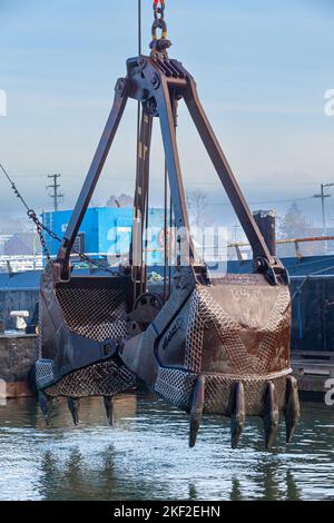 Grand seau de dragage utilisé pour enlever les sédiments du port de Steveston, en Colombie-Britannique, au Canada Banque D'Images