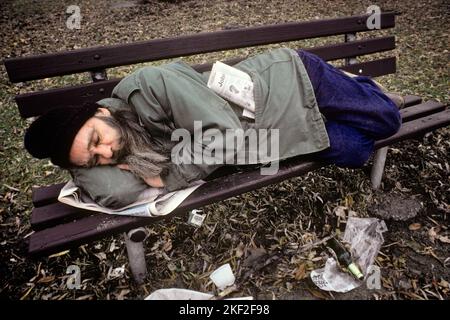 1980S 1990S HOMME SANS-ABRI DORMANT SUR LE BANC DU PARC - KW12218 TRA001 HARS PAUVRETÉ BARBE 1 DROGUES IVRES PROBLÈME DE VIE DES FILS MAUVAISE MALADIE COPIER ESPACE PERSONNES PLEINE LONGUEUR HOMMES GOUVERNEMENT TRISTESSE ALCOOLISME DÉPENDANCE ALCOOLIQUE SOMMEIL GRAND ANGLE SANS-ABRI BIEN-ÊTRE ALCOOLISME VISAGE CHEVEUX CONCEPTUEL NARCOTIQUES ABANDONNÉS TRANSITOIRE INDIGENT SOLITAIRE PALPEUR RANG WINO ADDICT BARBES DESTITUTE HABITUDE JUNKIE ADULTE MOYEN-ADULTE HOMME SOT UTILISATEUR VAGABRANT BUM LA DÉPENDANCE ETHNIQUE CAUCASIENNE EST UN CHÔMAGE À L'ANCIENNE Banque D'Images