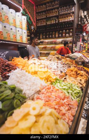 Istanbul, Turquie - 1 octobre 2022: Les acheteurs et les vendeurs dans un magasin coloré de bonbons, le plaisir turc et les fruits secs au célèbre marché GR Banque D'Images
