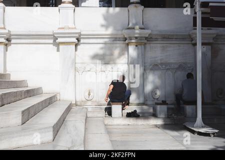 Istanbul, Turquie - 1 octobre 2022 : les fidèles musulmans se lavent les pieds avant la prière, un rituel de purification appelé Wudu, devant une mosquée Banque D'Images