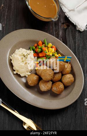 Boulettes de viande traditionnelles suédoises aux légumes bouillis. Purée de pommes de terre et sauce aux canneberges. Vue de dessus Banque D'Images