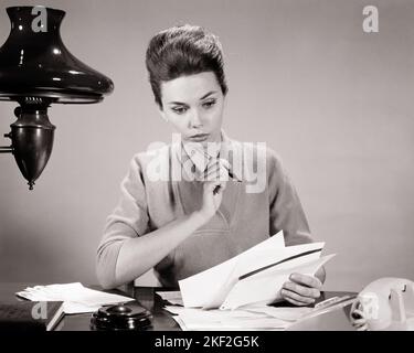 1950S 1960S BRUNETTE FEMME À LA MAISON STYLO DE BUREAU DANS LA MAIN RÉFLÉCHIR À QUELQUES FACTURES DOCUMENTS PAPIER TRAVAUX - S12953 HAR001 HARS MAISON VIE COPIE ESPACE DEMI-LONGUEUR FEMMES PERSONNES S'OCCUPER B&W BRUNETTE OBJECTIFS COMPÉTENCE PROFESSION DOCUMENTS COMPÉTENCES DÉCOUVERTE SAVOIR BUREAU OPPORTUNITÉS DE TRAVAIL OCCUPATIONS RÉFLÉCHIR CONNEXION GAL VENDREDI ADMINISTRATEUR SECRÉTARIAT PAPIER TRAVAIL AMANUENSIS CROISSANCE POIGNÉE SOLUTIONS TÂCHE JEUNE ADULTE FEMME NOIRE ET L'ETHNIE BLANCHE BLANCHE CLÉRICALE HAR001 FACTURES DÉMODÉES Banque D'Images