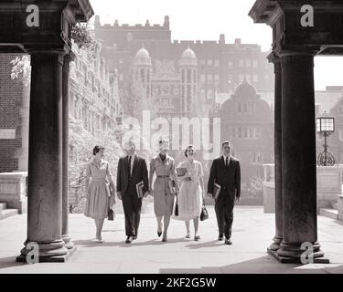 1950S 1960S 5 ÉTUDIANTS PORTANT DES LIVRES ET DES SACS À MAIN MARCHANT À TRAVERS L'ARCHE SUR LE CAMPUS DE L'UNIVERSITÉ RÉTROÉCLAIRÉ - S12884 HAR001 HARS NOSTALGIE VIEILLE MODE STYLE JUVÉNILE ACCUEIL COMMUNICATION AMI JEUNE ADULTE JOIE STYLE DE VIE HISTOIRE ARCHITECTURE CAMPUS FEMMES 5 ÉTATS-UNIS COPY SPACE AMITIÉ FEMMES FEMMES FEMMES PERSONNES INSPIRATION ÉTATS-UNIS D'AMÉRIQUE GARÇONS CONFIANCE B&W ROBES BUTS SACS À MAIN COSTUME ET CRAVATE BONHEUR ARCHE DÉCOUVERTE UNIVERSITÉS ET EXCITATION EXTÉRIEUR SAVOIR DIRECTION FIERTÉ IVY LEAGUE OPPORTUNITÉS POSSIBILITÉS ENSEIGNEMENT SUPÉRIEUR SHIRTWAIST CONNEXION CONCEPTUEL CONVIVIAL ÉLÉGANT Banque D'Images