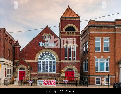 Dennison, Ohio, États-Unis- 24 octobre 2022 : exemple de rénovation et de réutilisation d'un bâtiment historique pour une utilisation moderne. La société Holy Moley Brewing s'est transformée Banque D'Images