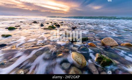 Une vue en gros plan à angle bas d'Ocean Rocks et Une vague en arrière-plan au format d'image 16,9 Banque D'Images