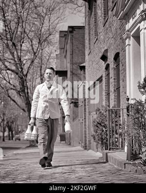 1940S UN HOMME DE RUE EN BRIQUE PAVÉE PORTANT UNE VESTE BLANCHE TRANSPORTANT DES BOUTEILLES DE LAIT EN VERRE PRÊTES POUR LA LIVRAISON DE LA MARCHE DE PORTE - S7530 HAR001 HARS BRICK READY JOBS LAITERIE COPY SPACE PLEINE LONGUEUR PERSONNES HOMMES PROFESSION B&W LIVRANT COMPÉTENCES MÉTIER BOISSON SERVICE À LA CLIENTÈLE CARRIÈRES TRAVAIL FLUIDE EMPLOIS DE MILLIHOMME EMPLOIS CONCEPTUEL D'INFRASTRUCTURE PAVÉE EMPLOYÉ MOYEN-ADULTE HOMME MOYEN-ADULTE BOISSONS PROTÉIQUES NOIR ET BLANC ORIGINE ETHNIQUE CAUCASIENNE HAR001 LAPIÇANT À L'ANCIENNE Banque D'Images