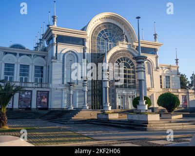 Batumi, Géorgie. 11.12.2022 Un beau bâtiment de la culture. Architecture du sud. Centre musical d'État de Batumi Banque D'Images