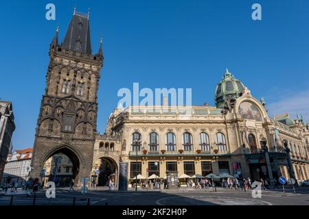 Prague, République tchèque - 4 septembre 2022 : la Tour poudrière dans la vieille ville de Prague Banque D'Images