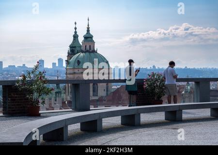 Prague, République tchèque - 4 septembre 2022 : les gens regardent la vue depuis le belvédère, avec l'église Saint-Nicolas à l'arrière-plan Banque D'Images