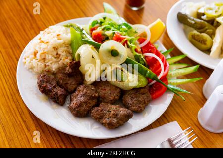 Kofte de veau grillé turc avec riz et légumes Banque D'Images