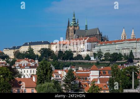 Prague, République tchèque - 4 septembre 2022 : château de Prague et bâtiments traditionnels Banque D'Images