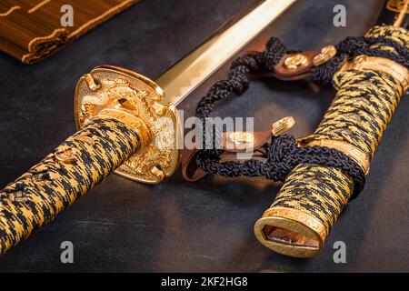 Sabre japonais samouraï katana et scabard gros plan.Photo d'une arme en touche basse avec mise au point sélective Banque D'Images