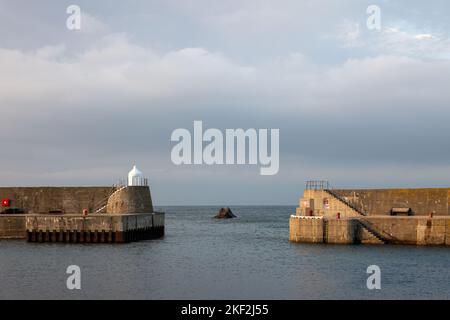 14 novembre 2022, Findochty, Moray, Écosse. C'est l'entrée et la sortie du port de Moray Firth de Findochty avec son rocher au milieu. Banque D'Images