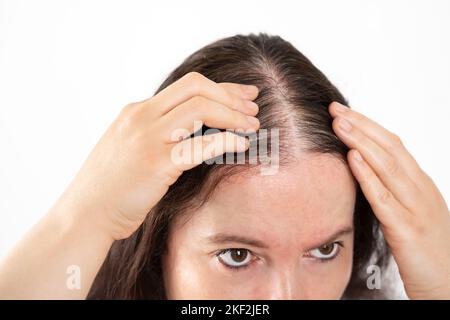 gros plan de la femme contrôle la perte de cheveux Banque D'Images