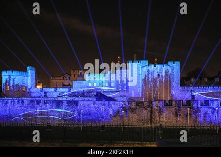 Londres, Royaume-Uni. 15th novembre 2022. Une exposition comprenant des images de grandes baleines. k'About US' est projetée sur la Tour de Londres. 'About US', un spectacle de projection de lumière représentant des scènes de l'histoire de l'univers, avec une narration et une partition originale de Nitin Sawhney CBE, sera en cours 5,30-9,30pm à partir de novembre 16-19 et est libre d'y assister. Il fait partie du festival Unboxed: Creativity in the UK. Credit: Imagetraceur/Alamy Live News Banque D'Images