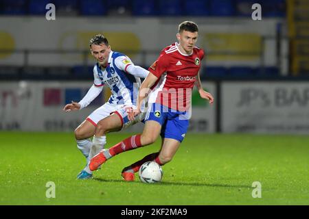 Hartlepool, Royaume-Uni. Mardi 15th novembre 2022Hartlepool, Royaume-Uni. 15th novembre 2022. Reghan Tumilty, de Hartlepool United, a l'air de garder le défenseur Solihull à proximité lors de la répétition de la FA Cup 1st Round entre Hartlepool United et Solihull Moors à Victoria Park, Hartlepool, le mardi 15th novembre 2022. (Crédit : Scott Llewellyn | MI News) crédit : MI News & Sport /Alay Live News Banque D'Images