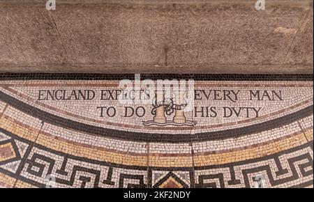 Une célèbre citation de la tombe de Horatio Nelson dans la crypte de la cathédrale Saint-Paul Banque D'Images