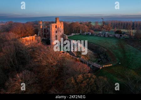 Le château de Norham baignait dans la lumière du soleil couchant, perché au-dessus de la rivière Tweed sur la frontière anglaise de Soctish, Northumberland, Angleterre Banque D'Images