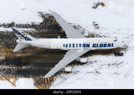 Un Boeing 747-400F de Western Global Cargo a été stationné après une forte chute de neige. Avion de la compagnie aérienne de fret de Western Global Boeing 747 cargo avec neige. Banque D'Images