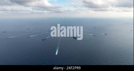 221114-N-DW158-1304 MER DES PHILIPPINES (NOV 14, 2022) les navires de la Marine américaine, de la Force d'autodéfense maritime du Japon (JMSDF), de la Marine royale, de la Marine royale australienne et de la Marine royale canadienne se déforment après Keen Sword 23, dans la mer des Philippines, novembre 14. Keen Sword est un exercice biennal, conjoint et bilatéral de formation sur le terrain impliquant le personnel militaire américain et JMSDF, conçu pour accroître la préparation et l'interopérabilité tout en renforçant l'alliance américano-japonaise. L'USS Ronald Reagan (CVN 76), le navire amiral du Carrier Strike Group 5, fournit une force prête au combat qui protège et défend Banque D'Images