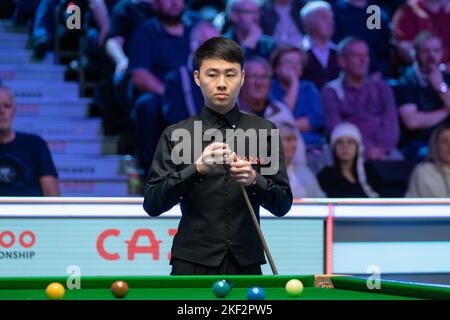 York, Grande-Bretagne. 15th novembre 2022. Xu si, de Chine, participe au premier tour du championnat britannique Snooker 2022 contre Jack Lisowski, d'Angleterre, à York, en Grande-Bretagne, le 15 novembre 2022. Credit: Zhai Zheng/Xinhua/Alamy Live News Banque D'Images