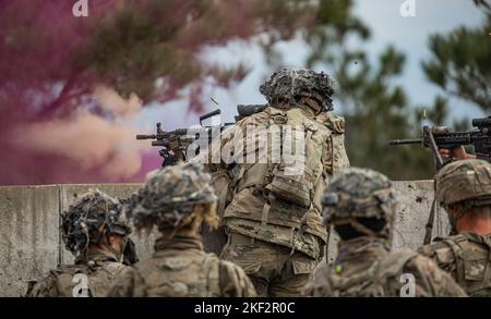 Les parachutistes de l'armée américaine affectés au 2nd Bataillon, 504th parachute Infantry Regiment, 1st Brigade combat Team, 82nd Airborne Division, exécutent un exercice de tir en direct au niveau de la brigade au joint Readiness Training Center (JRTC) rotation 23-02 sur fort Polk, Louisiane, 14 novembre 2022. Les exercices de tir en direct ont été menés aux côtés des alliés néerlandais et japonais au JRTC, avec des missions incluant le braconnage et le défrichement des bâtiments et l'appel à l'incendie. (É.-U. Photo de l'armée par le Sgt. Jacob Moir) Banque D'Images