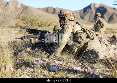 Un soldat de l'armée américaine affecté au 1st Bataillon, 125th Infantry Regiment, 37th Infantry Brigade combat Team, scanne des ennemis lors d'un exercice d'entraînement en direct près de fort Bliss, Texas, le 31 octobre 2022. Les soldats du 1-125 IN ont effectué des manœuvres intenses et étendues pendant l'exercice, en utilisant des munitions réelles pour simuler un environnement de combat réel, en afferant leur interopérabilité et leur létalité. (É.-U. Photo de la Garde nationale de l'armée par le sergent d'état-major. Scott Fletcher) Banque D'Images