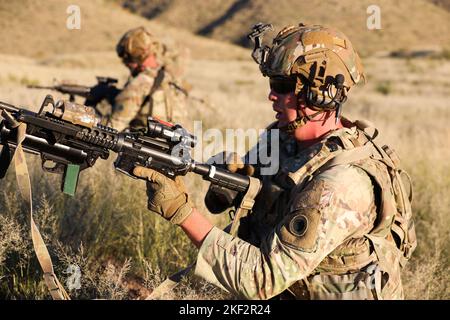 Un soldat de l'armée américaine affecté au 1st Bataillon, 125th Infantry Regiment, 37th Infantry Brigade combat Team, charge un M4 Carbine lors d'un exercice d'entraînement d'incendie direct près de fort Bliss, Texas, le 31 octobre 2022. Les soldats du 1-125 IN ont effectué des manœuvres intenses et étendues pendant l'exercice, en utilisant des munitions réelles pour simuler un environnement de combat réel, en afferant leur interopérabilité et leur létalité. (É.-U. Photo de la Garde nationale de l'armée par le sergent d'état-major. Scott Fletcher) Banque D'Images