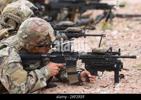 Un soldat de l'armée américaine affecté au 1st Bataillon, 125th Infantry Regiment, 37th Infantry Brigade combat Team, engage des cibles ennemies lors d'un exercice d'entraînement en direct près de fort Bliss, Texas, le 1 novembre 2022. Les soldats du 1-125 IN ont effectué des manœuvres intenses et étendues pendant l'exercice, en utilisant des munitions réelles pour simuler un environnement de combat réel, en afferant leur interopérabilité et leur létalité. (É.-U. Photo de la Garde nationale de l'armée par le sergent d'état-major. Scott Fletcher) Banque D'Images