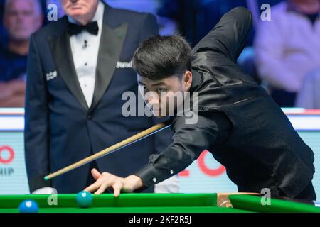 York, Grande-Bretagne. 15th novembre 2022. Xu si, de Chine, participe au premier tour du championnat britannique Snooker 2022 contre Jack Lisowski, d'Angleterre, à York, en Grande-Bretagne, le 15 novembre 2022. Credit: Zhai Zheng/Xinhua/Alamy Live News Banque D'Images