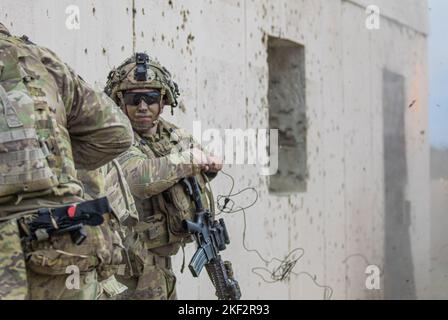 Les parachutistes de l'armée américaine affectés au 2nd Bataillon, 504th parachute Infantry Regiment, 1st Brigade combat Team, 82nd Airborne Division, exécutent un exercice de tir en direct au niveau de la brigade au joint Readiness Training Center (JRTC) rotation 23-02 sur fort Polk, Louisiane, 14 novembre 2022. Les exercices de tir en direct ont été menés aux côtés des alliés néerlandais et japonais au JRTC, avec des missions incluant le braconnage et le défrichement des bâtiments et l'appel à l'incendie. (É.-U. Photo de l'armée par le Sgt. Jacob Moir) Banque D'Images