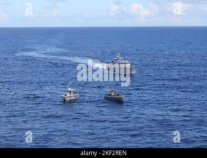 221110-N-N3764-0013 MER DES CARAÏBES - (NOV 10, 2022) – un bateau gonflable rigide de 11 mètres (au centre) du navire de combat littoral variant selon la liberté USS Milwaukee (LCS 5) et des navires de la marine dominicaine Altair (GC-112) (à droite) et Becrux (LI-170) (à gauche) effectuent un exercice bilatéral d'interdiction maritime au large des côtes de Saint-Domingue, République dominicaine 10 novembre 2022. Milwaukee est déployée dans la zone d’opérations de la flotte américaine 4th pour appuyer la mission de la Force opérationnelle interagences conjointe Sud, qui comprend des missions de lutte contre le trafic de drogues illicites dans les Caraïbes et le Pacifique oriental. (É.-U. Bleu marine photo par Banque D'Images