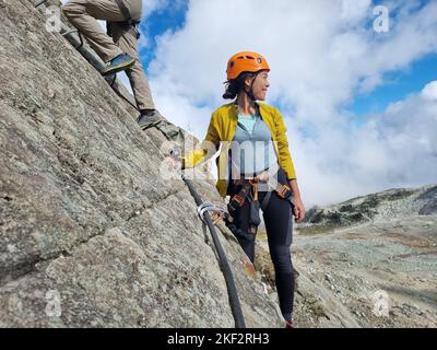 Via Ferrata randonnées en haut de Whistler Peak. Visite guidée en groupe pour les touristes qui voyagent en Colombie-Britannique, en Colombie-Britannique, au Canada Banque D'Images