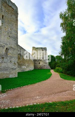 L'ancienne église Izborskaya en pierre. Au pied des murs de la forteresse, monument architectural des XIV-XVII siècles. Izborsk, région de Pskov, Russie Banque D'Images