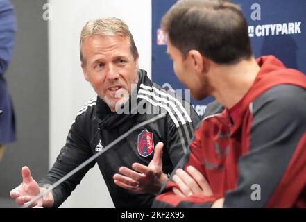 St. Louis, États-Unis. 15th novembre 2022. John Hackworth, entraîneur de St. Louis City SC, discute avec l'entraîneur de Leverkusen Xabi Alonso du premier match de football dans le nouveau stade Citypark de St. Louis, mardi, 15 novembre 2022. St Louis CITY SC présentera le plus récent stade de football de la Major League, Citypark, en accueillant l'un des meilleurs clubs européens, Bayer 04 Leverkusen, pour un accueil international entre CITY SC et Bayer 04 sur 16 novembre 2022. Photo par Bill Greenblatt/UPI crédit: UPI/Alay Live News Banque D'Images