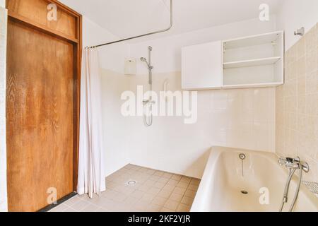 Design intérieur élégant de la salle de bains avec toilettes blanches et baignoire dans un appartement moderne Banque D'Images