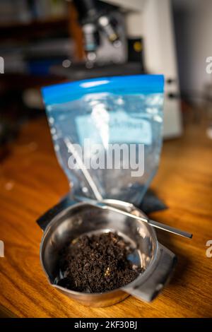 réalisation d'un test de sol dans un laboratoire à domicile. sol sur une table. saleté brune dans un champ. tas de terre et compost Banque D'Images