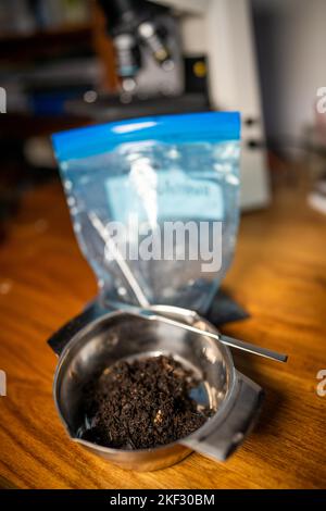 réalisation d'un test de sol dans un laboratoire à domicile. sol sur une table. saleté brune dans un champ. tas de terre et compost Banque D'Images