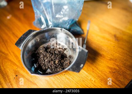 réalisation d'un test de sol dans un laboratoire à domicile. sol sur une table. saleté brune dans un champ. tas de terre et compost Banque D'Images