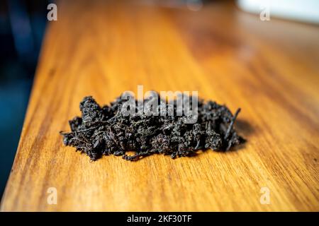 réalisation d'un test de sol dans un laboratoire à domicile. sol sur une table. saleté brune dans un champ. tas de terre et compost Banque D'Images