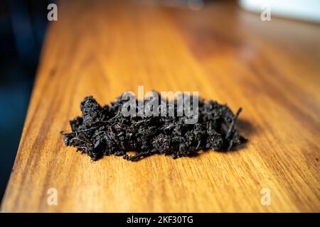 réalisation d'un test de sol dans un laboratoire à domicile. sol sur une table. saleté brune dans un champ. tas de terre et compost Banque D'Images
