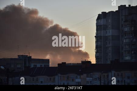 Lviv, Ukraine. 15th novembre 2022. La fumée s'élève au-dessus des maisons de Lviv après une attaque massive de missiles russes sur l'Ukraine contre 15 novembre, la Russie a lancé une attaque massive de missiles sur l'Ukraine. Au total, plus de 100 missiles ont été tirés sur le territoire de l'Ukraine. Plus de 10 roquettes ont frappé les infrastructures essentielles de Lviv et de la région. Crédit : SOPA Images Limited/Alamy Live News Banque D'Images