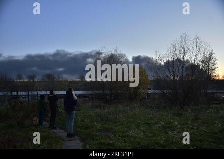 Lviv, Ukraine. 15th novembre 2022. Les résidents locaux observent la montée de la fumée après une attaque de missiles russes sur Lviv contre 15 novembre, la Russie a lancé une attaque massive de missiles sur l'Ukraine. Au total, plus de 100 missiles ont été tirés sur le territoire de l'Ukraine. Plus de 10 roquettes ont frappé les infrastructures essentielles de Lviv et de la région. (Photo de Pavlo Palamarchuk/SOPA Images/Sipa USA) crédit: SIPA USA/Alay Live News Banque D'Images