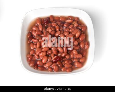 Grains de café en conserve au niveau du bol, isolés sur fond blanc avec un chemin d'écrêtage Banque D'Images