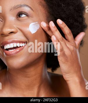 Crème de beauté, soin de la peau et visage de la femme noire avec onguent de dermatologie pour la lueur de peau, le mélasme ou la prévention de l'acné. Produit du visage, routine de soins de santé Banque D'Images